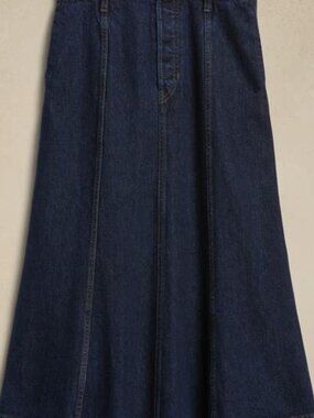 Old Navy midi denim skirt with pockets!